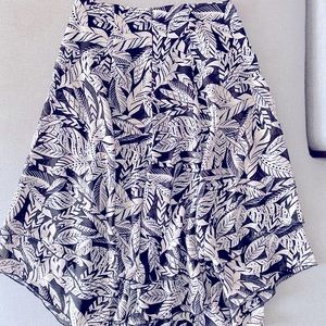 🖤🤍MELANIE LYNE 🖤🤍double layered black and white leaf design skirt. Size 6.